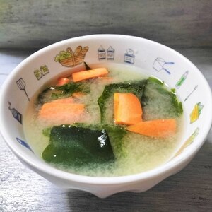 にんじんと生わかめの味噌汁